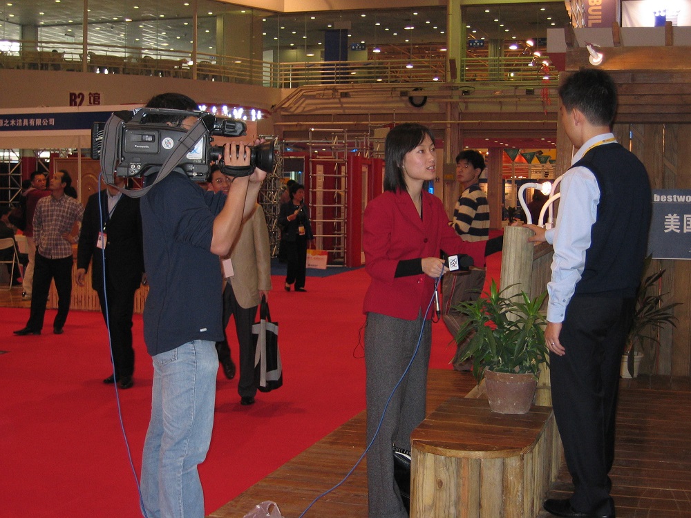 2003年住交會(huì)，接受中央電視臺(tái)采訪(fǎng)